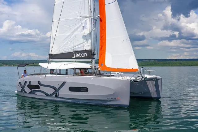 FIRST GLIMPSE - Image 3