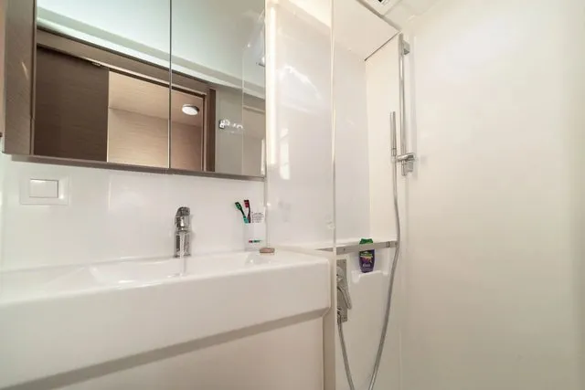 FIRST GLIMPSE - Image 18