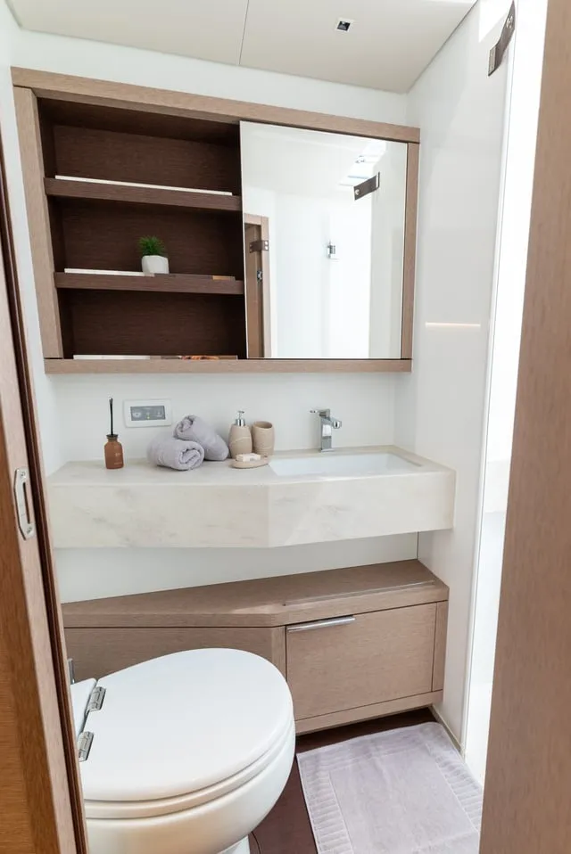 NEW LAGOON SIXTY 5 - Image 27